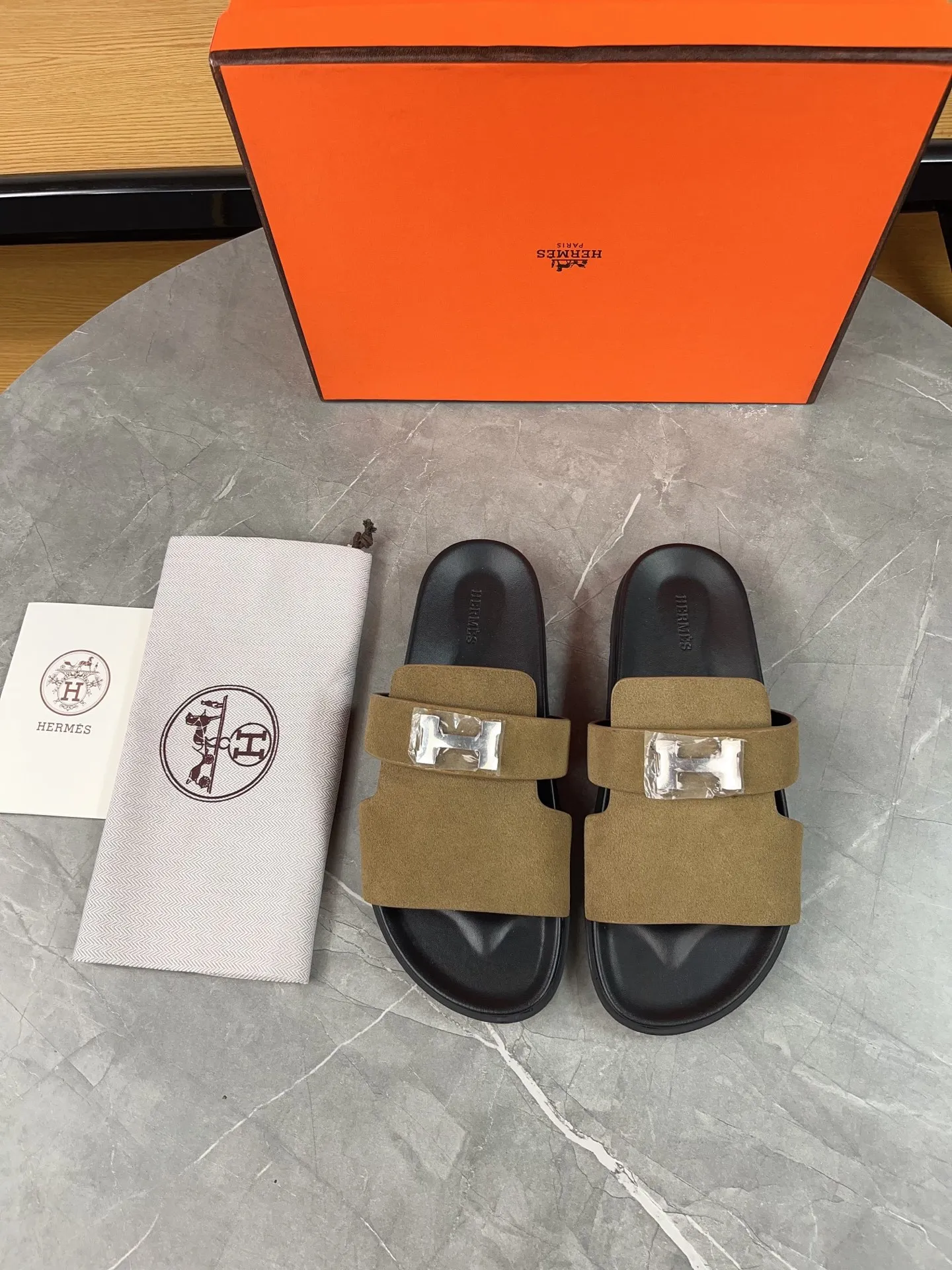 p440🐮🐮H family classic (couples) buckle slippers ✅ Hermes Hermes spring and summer sandals series! Classic style, always popular slippers - sandals, great with any combination! ! ! Upper: imported palmprint PU inner lining: imported mixed sheepskin Outsole: Tpu non-slip and wear-resistant outsole Female size: 35-40 (41 customized) Male size: 39-45 (39.45 customized)
